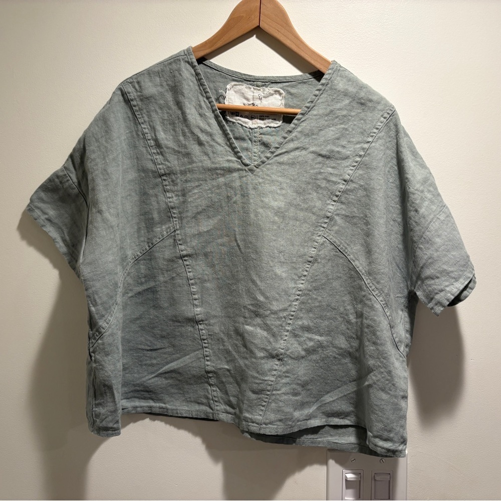 notPERFECTLINEN Basel Short Sleeve V neck Top in Succulent Green -M/L